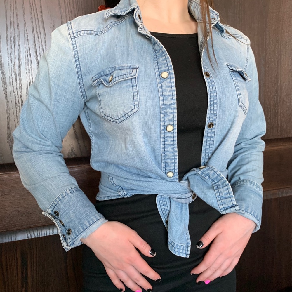 American Eagle pearl snap button down denim shirt